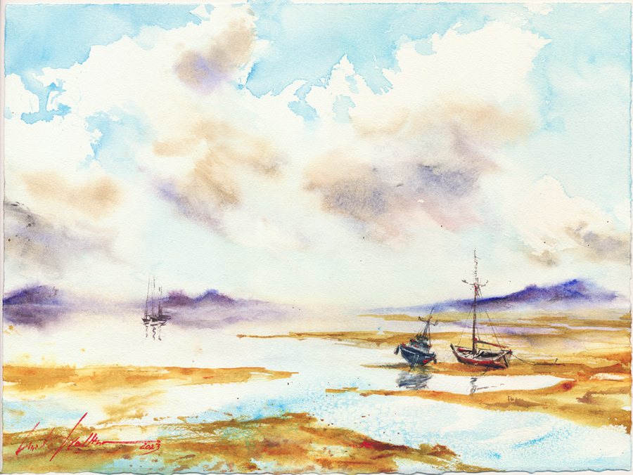 Eine Meereslandschaft bei Ebbe mit schönen Sommerwolken und ein paar Bergen im Hintergrund, hellgelber Sand und trockengefallene Boote