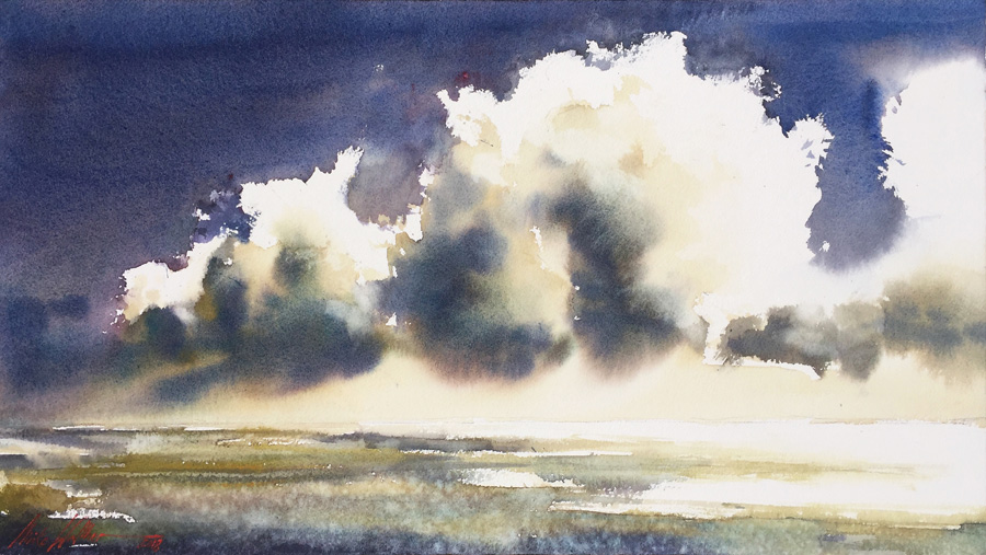 Dramatischer Himmel Kumuluswolke und lila-gelber Hintergrund und ein bisschen glänzendes Meer, tiefer Horizont